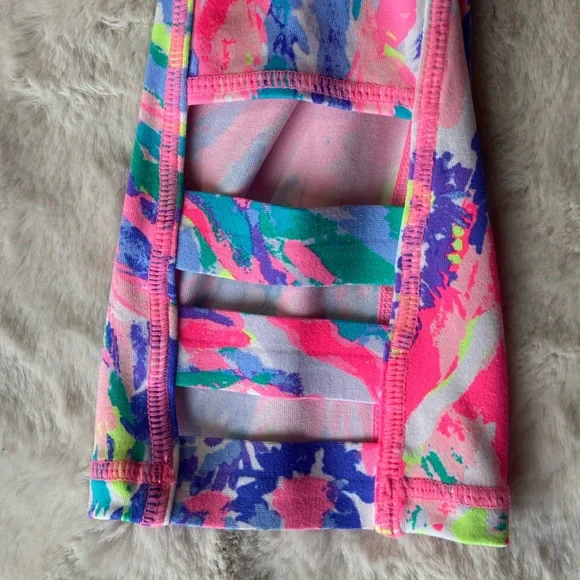 Lilly Pulitzer XS Bright Pink and other fun Colored Capri Leggings. - Picture 4 of 7